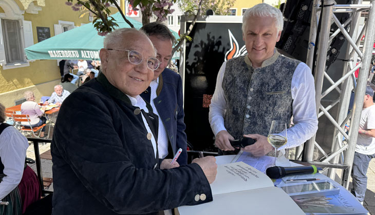 Traditionelles Spargelfest Schrobenhausen am 27.04.2024: Fußballtrainer Felix Magath (li.) beim Eintrag ins Goldene Buch der Stadt Schrobenhausen, hier mitdem 1.  Bürgermeister Harald Reisner und Moderator Roland Balzer (Foto:Martin Schmitz)